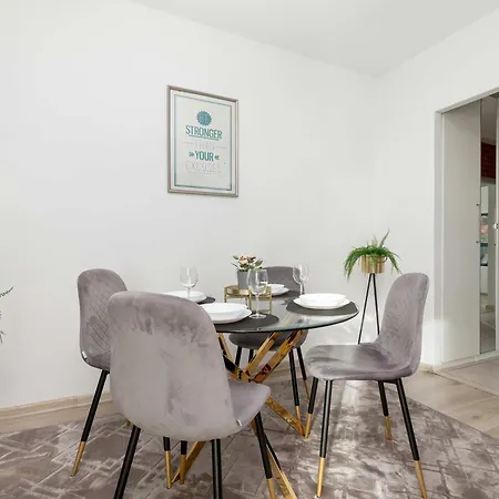 Stylowy Z Parkingiem I Biurkiem W Gdansku By Renters