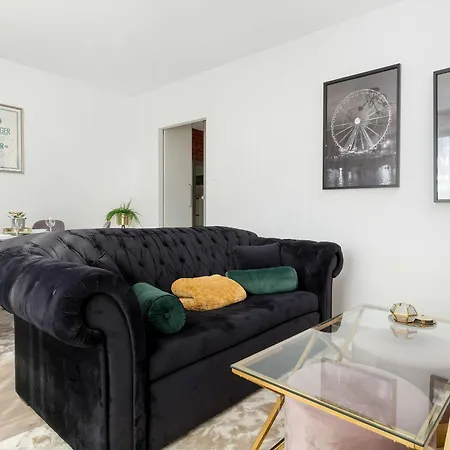 Appartement Stylowy Z Parkingiem I Biurkiem W Gdansku By Renters Gdańsk